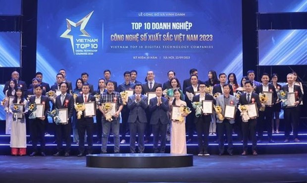 Чествование 10 лучших предприятии в области цифровых технологии во Вьетнаме в 2023 году hinh anh 1