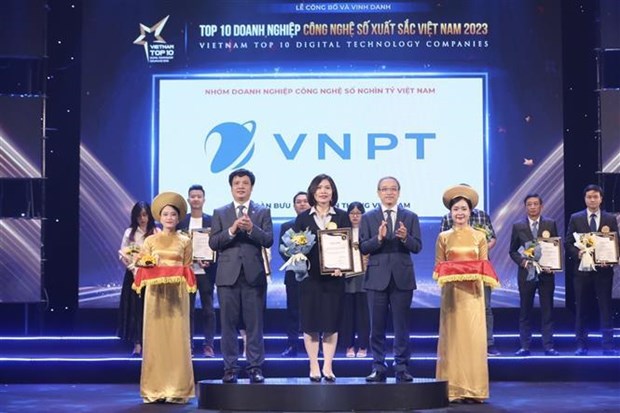 Чествование 10 лучших предприятии в области цифровых технологии во Вьетнаме в 2023 году hinh anh 2