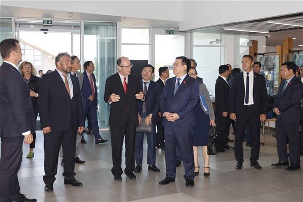 Председатель Национального собрания Выонг Динь Хюэ принял руководителеи партии Болгарии, посетил город и порт Бургас hinh anh 4
