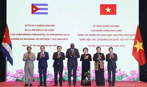 Государственные ордена и медали Кубы вручены руководителям НС Вьетнама hinh anh 1