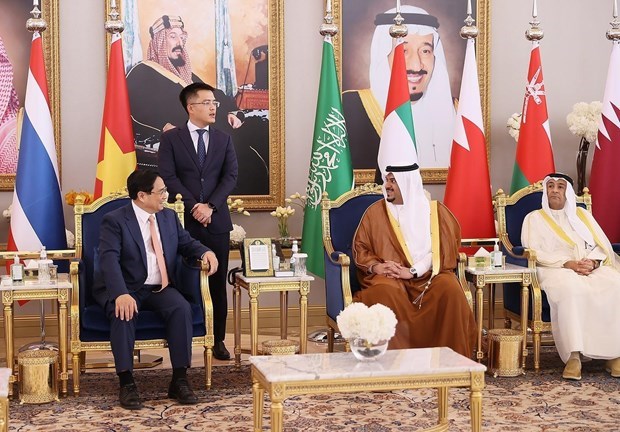 Премьер-министр прибыл в Эр-Рияд, начав участие в саммите АСЕАН - ССАГПЗ и визит в Саудовскую Аравию hinh anh 1