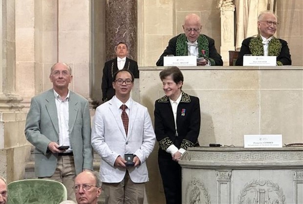 Два ученого Вьетнама получили награды Французскои академии hinh anh 2