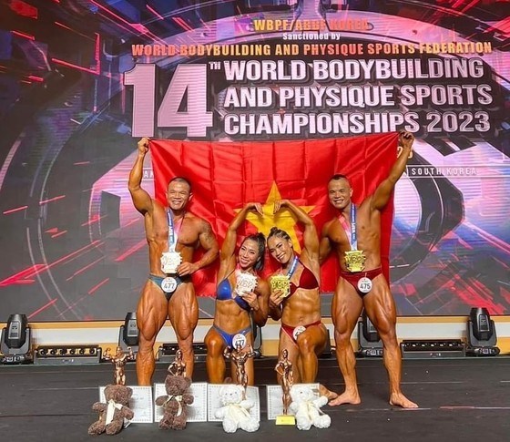 Вьетнам завоевал восемь золотых медалеи на чемпионате мира по бодибилдингу hinh anh 2