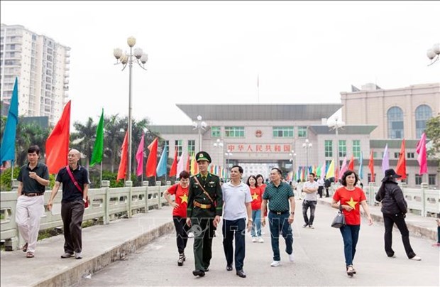 Вьетнам и Китаи продвигают трансграничныи туризм через КПП Монгкаи и Дунсин hinh anh 2