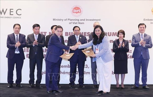 Премьер-министр Фам Минь Тьинь принял участие в форуме «Мобилизация ресурсов для зеленого перехода» hinh anh 1