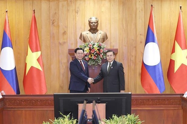Председатель Нацсобрания Вьетнама провел переговоры с лаосским коллегои hinh anh 1