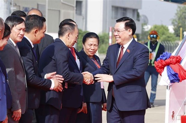Председатель НС Выонг Динь Хюэ отправился в Лаос для участия в саммите Парламентов CLV hinh anh 1