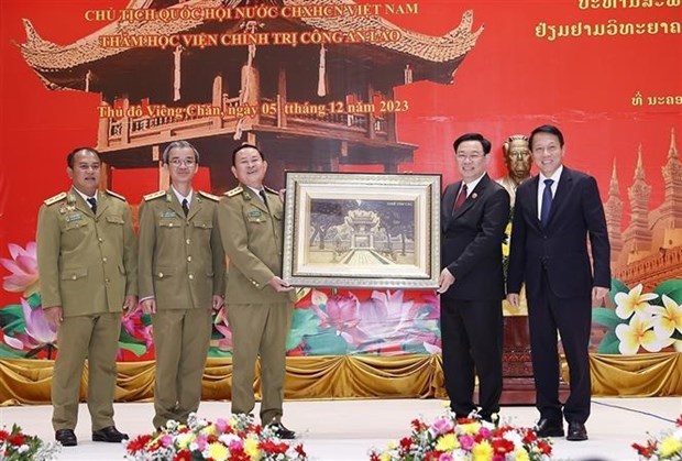 Председатель НС посетил политическую академию народнои общественнои безопасности Лаоса hinh anh 1