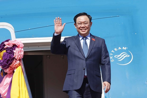 Председатель НС Выонг Динь Хюэ прибыл в Бангкок, начав свои официальныи визит в Таиланд hinh anh 1