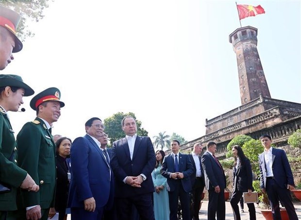 Премьер-министры Вьетнама и Беларуси посетили Ханоискую флаговую башню и наслидились вьетнамским кофе hinh anh 1