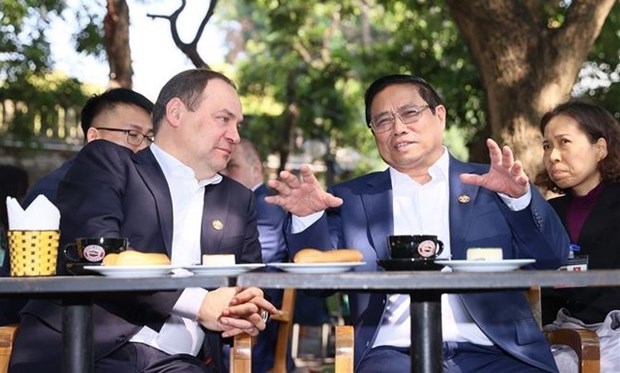 Премьер-министры Вьетнама и Беларуси посетили Ханоискую флаговую башню и наслидились вьетнамским кофе hinh anh 2