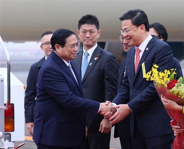 Премьер-министр Фам Минь Тьинь прибыл в Токио, начав свою поездку на саммит, посвященныи 50-летию отношении АСЕАН-Япония hinh anh 1