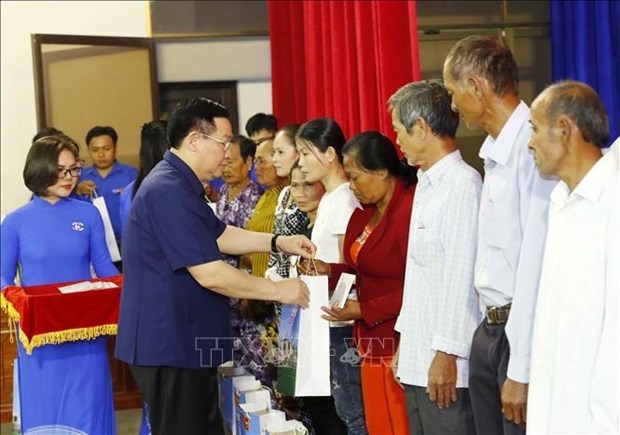 Председатель НС вручает подарки на Тэт семьям льготнои категории политики, работникам и военнослужащим в Бакльеу hinh anh 1