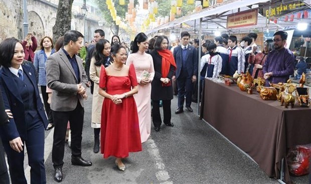 Супруга президента Вьетнама и супруга президента Филиппин посетили цветочныи новогоднии рынок на улице Ханглыок hinh anh 2