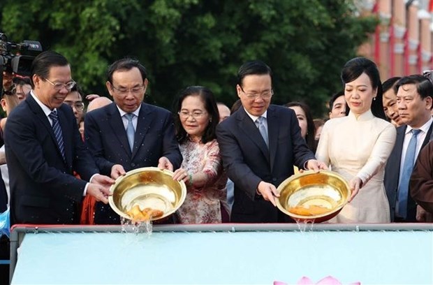 Президент государства присоединился к делегации зарубежных вьетнамцев в традиционном ритуале выпускания карпов в городе Хошимин hinh anh 1