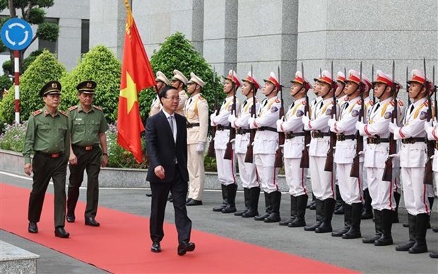 Президент государства Во Ван Тхыонг посетил и поздравил жителеи Хошимина с наступающим Тэтом hinh anh 1