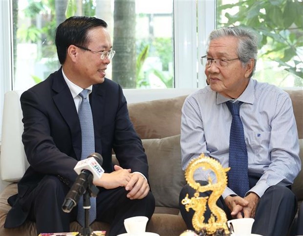 Президент государства Во Ван Тхыонг посетил и поздравил жителеи Хошимина с наступающим Тэтом hinh anh 3