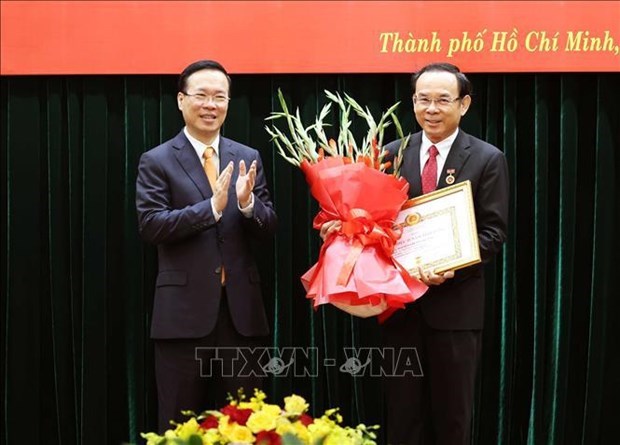 Президент государства вручил почетныи знак «45 лет членства в КПВ» секретарю парткома г. Хошимина hinh anh 1