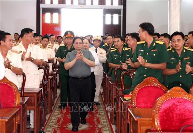 Премьер-министр Фам Минь Тьинь посетил подразделения и вооруженные силы, несущие службу во время Тэта в городе Кантхо hinh anh 1