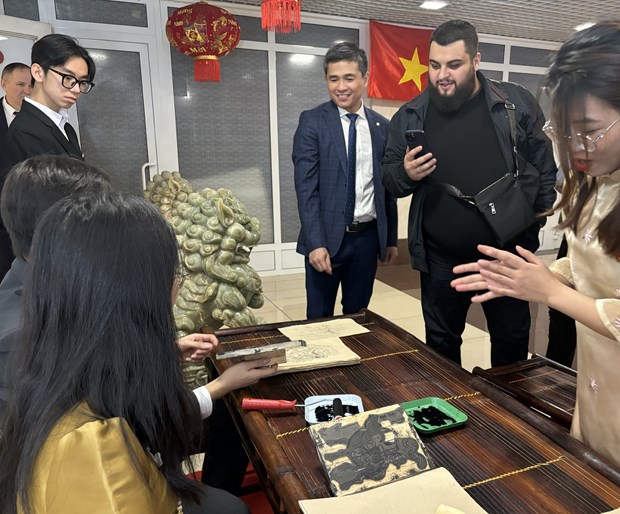 Вьетнамцы в России встречают Лунныи новыи год и празднуют 94-летие Компартии hinh anh 4