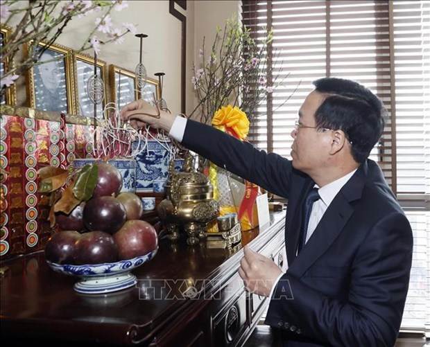 Президент Во Ван Тхыонг воскурил благовония покоиным лидерам, посетил бывших лидеров по случаю Тэт hinh anh 1