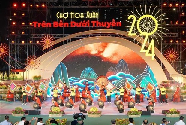 Плавучая цветочная ярмарка в городе Хошимин открывается для Tэт hinh anh 1