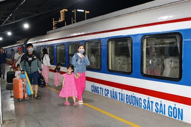 Бесплатныи поезд доставляет рабочих обратно в родные города, чтобы отпраздновать воссоединение Тэта hinh anh 1