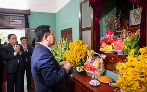 Председатель НС Выонг Динь Хюэ воскурил благовония в память о президенте Хо Ши Мине hinh anh 1
