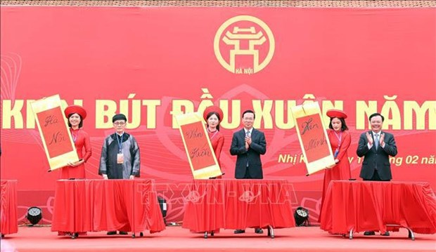 Президент Во Ван Тхыонг воскурил благовония в память выдающемся деятеле культуры и дипломате Нгуен Чае hinh anh 1