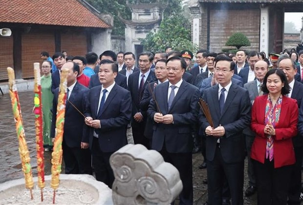 Президент Вьетнама Во Ван Тхыонг зажег благовония в память о короле Ан Зыонг Выонге hinh anh 1