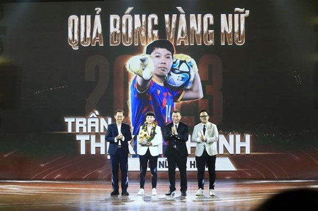 Молодые полузащитник и вратарь выиграли "Золотои мяч Вьетнама 2023 hinh anh 2