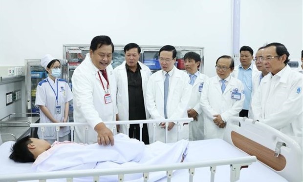 Президент Во Ван Тхыонг навестил врачеи и медсестер Детскои больницы №1 hinh anh 1