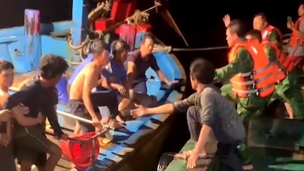 Власти Бариа - Вунгтау передают 11 спасенных иностранных моряков генеральным консульствам hinh anh 1