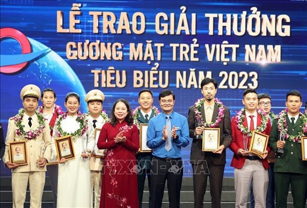 Чествование выдающихся и перспективных молодых вьетнамских лиц 2023 года hinh anh 1