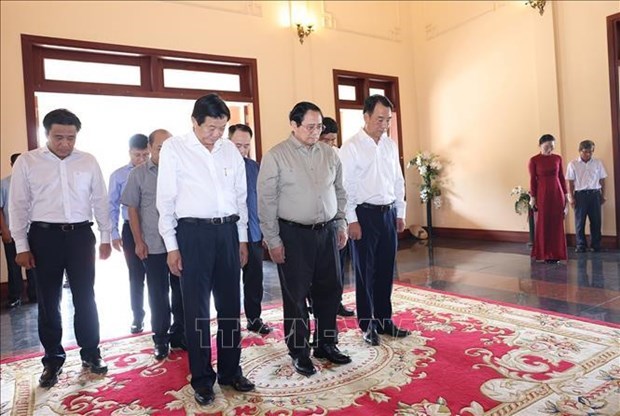 Премьер-министр воскурил благовония в память о бывших руководителях в преддверии национальных юбилеев hinh anh 2