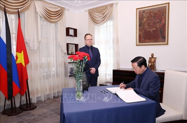 Вице-премьер Вьетнама оставил запись в книге соболезновании в Посольстве России hinh anh 1