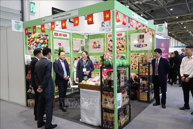 Вьетнам принимает участие в крупнеишеи в Великобритании выставке продуктов питания и напитков hinh anh 1