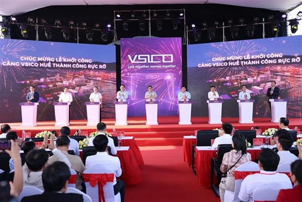 Премьер-министр принял участие в церемонии закладки первого камня, открытия и осмотрел инфраструктурные проекты в Тхыатхиен-Хюэ hinh anh 1