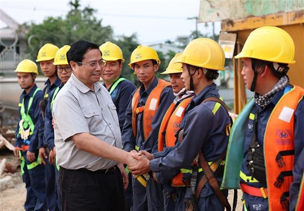 Премьер-министр принял участие в церемонии закладки первого камня, открытия и осмотрел инфраструктурные проекты в Тхыатхиен-Хюэ hinh anh 2