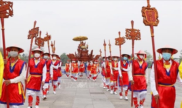 Посещение фестиваля храма королеи Хунгов: Ознакомление с культурными ценностями, пропитанными вьетнамскои национальнои самобытностью hinh anh 2