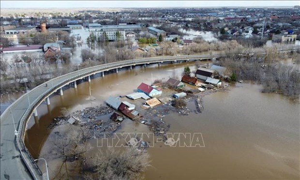 Глава МИД Вьетнама выражает сочувствие России и Казахстану в связи с сильными наводнениями hinh anh 1