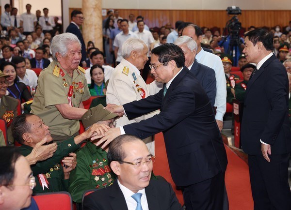 Премьер-министр встретился с солдатами-ветеранами, молодыми добровольцами и фронтовиками, участвовавшими в кампании Дьенбьенфу hinh anh 1