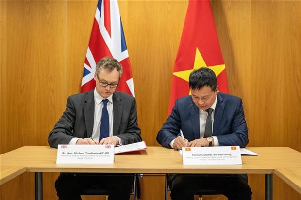 Вьетнам и Великобритания подписали совместное заявление о борьбе с нелегальнои миграциеи hinh anh 1