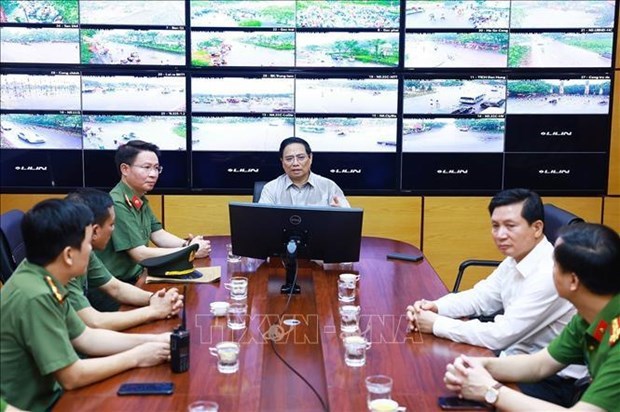 Премьер-министр посетил командно-диспетчерскии Центр полиции и осмотрел строительство Дома культуры и искусств в Футхо hinh anh 1