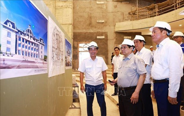 Премьер-министр посетил командно-диспетчерскии Центр полиции и осмотрел строительство Дома культуры и искусств в Футхо hinh anh 2