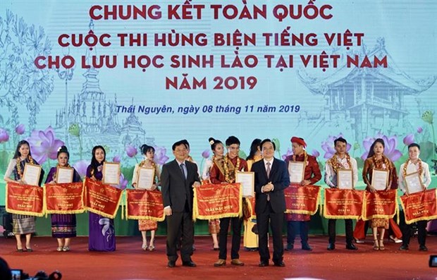 Определение чемпиона конкурса лучших араторов на вьетнамском языке для лаосских студентов ​ hinh anh 1