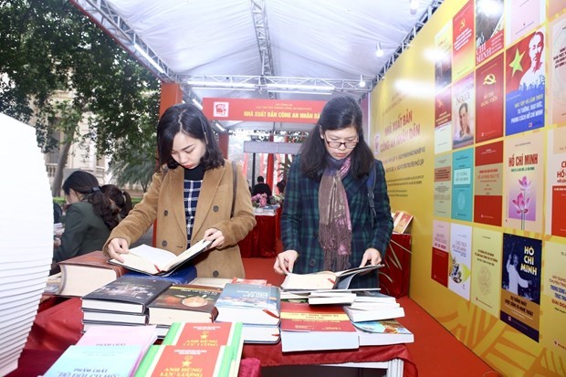 Ханоиская книжная выставка отмечает 90-летие партии hinh anh 1