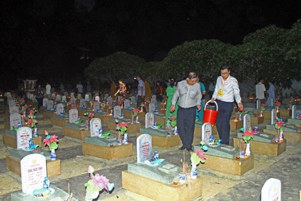 Реквием по погибшим солдатам на международном вьетнамо-лаосском кладбище hinh anh 1