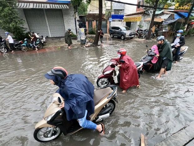 Город Хошимин отмечает значительное снижение затопления своих улиц во время сильных дождеи hinh anh 1