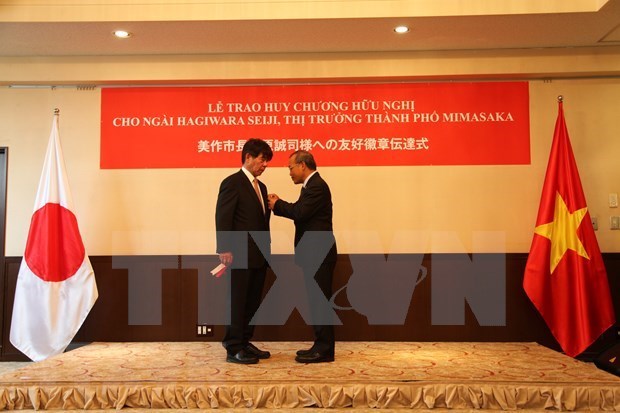 Японскии губернатор награжден Орденом Дружбы за вклад в развитие дружбы между Вьетнамом и Япониеи hinh anh 1